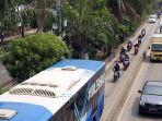 pengendara-nekat-lintasi-jalur-busway_20180514_201334.jpg