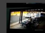 pengendara-sepeda-motor-diterjang-mobil-saat-berhenti-di-jalan_20180412_212046.jpg