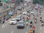 pengendara-sepeda-motor-nekat-lintasi-flayover-pesing_20200529_170617.jpg