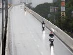 pengendara-sepeda-motor-nekat-terobos-hujan_20201220_201710.jpg