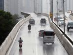 pengendara-sepeda-motor-nekat-terobos-hujan_20201220_201825.jpg