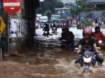 pengendara-sepeda-motor-saat-melintasi-banjir-di-jalan-kh-noer-ali_20180215_170325.jpg