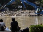 pengerukan-lumpur-danau-taman-situ-lembang_20170806_172753.jpg