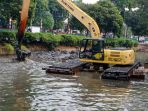 pengerukan-lumpur-kali-pasar-baru-dengan-alat-berat_20210831_183508.jpg