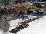pengerukan-lumpur-sungai-ciliwung_20180122_104311.jpg
