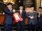pengesahan-apbd-dki-jakarta-2018_20171130_215456.jpg