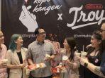 penggagas-kopi-kangen-wiliam-heuw-chris-erlando-berpose-bersama.jpg