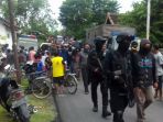 penggeledahan-rumah-terduga-teroris-y-di-losari-solo-photo_20161219_125627.jpg