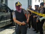 penggeledahan-tim-densus-88-di-jl-yulius-usman-kota-malang-sabtu-9122017_20171209_160001.jpg