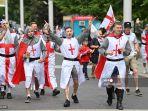 penggemar-inggris-bersorak-di-luar-stadion-wembley-jelang-kick-off-italia-vs-inggris.jpg