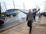 penggemar-manchester-city-berkumpul-di-stadion-etihad-merayakan-juara-liga-inggris.jpg