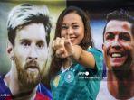 penggemar-sepak-bola-dari-indonesia-berpose-dengan-jari-bertinta.jpg