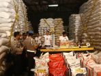 penggerebekan-gudang-penimbunan-beras_20170523_220824.jpg