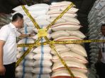 penggerebekan-gudang-penimbunan-beras_20170523_220917.jpg