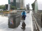 pengguna-sepeda-santai-melintas-di-jalan-thamrin-jakarta_20210308_143732.jpg