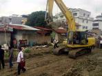 penggusuran-rumah-di-bantaran-rel-jl-timah-medan_20161026_114759.jpg