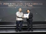 penghargaan-best-of-the-best-2019-dari-forbes-indonesia-langsung-diserahkan-ke-direktur-sido-muncul.jpg
