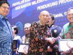 penghargaan-kepada-direktur-utam.jpg