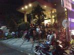 penghuni-swissbell-hotel-kota-tarakan-berkumpul-di-depan-lobi.jpg