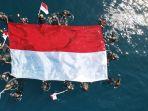 pengibaran-bendera-merah-putih-di-bawah-laut-maratua.jpg