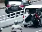pengojek-online-tabrak-mobil-di-flyover-kalibata-jaksel.jpg