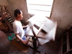 pengrajin-kain-tenun-griya-kain-tuan-kentang-palembang_20170606_094751.jpg