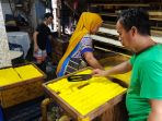 pengrajin-tahu-libur-produksi-akibat-harga-kedelai-terus-naik_20210527_200703.jpg