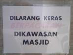 pengumuman-larangan-berpacaran-di-masjid-amirul-mukminin-makassar_20151207_072429.jpg