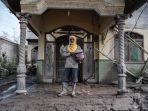 pengungsi-erupsi-semeru-mulai-bersihkan-rumah_20211209_091202.jpg