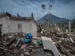 pengungsi-erupsi-semeru-mulai-bersihkan-rumah_20211209_091846.jpg