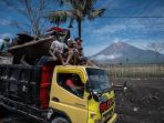 pengungsi-erupsi-semeru-mulai-bersihkan-rumah_20211209_092147.jpg