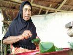 pengungsi-gempa-maluku-nur-rehalat-tengah-melipat-daun-pandan-hutan-untuk-dijadikan-bungkus-lapat.jpg