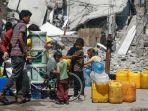 pengungsi-palestina-berbaris-untuk-mengisi-wadah-mereka-dengan-air-di-rafah-di-jalur-gaza.jpg