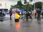 pengunjuk-rasa-aliansi-mahasiswa-jawa-barat-membakar-ban-bekas-saat-demo-di-bundaran-patung-kuda.jpg