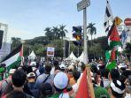 Ribuan Orang Gelar Aksi Bela Palestina di Jakarta Gemakan 'Stop Pembantaian, Bebaskan Gaza'
