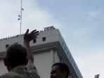 pengunjuk-rasa-melambaikan-tangan-kepada-anggota-tni_20161104_155755.jpg