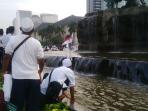 pengunjuk-rasa-mengambil-air-wudu-di-patung-kuda_20161104_182718.jpg