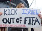 pengunjuk-rasa-mengangkat-tanda-yang-meminta-fifa-mencoret-israel-dari-keanggotaan-fifa.jpg