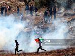 pengunjuk-rasa-palestina-lari-menghindari-gas-air-mata.jpg