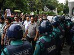 pengunjuk-rasa-turun-ke-jalan-menuntut-pm-bangladesh-sheikh-hasina-mengundurkan-diri-4-agustus-2024.jpg