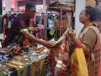pengunjung-expo-hut-dekranas-ke-43-sedang-membeli-kain-tenun-khas-kabupaten-belu.jpg