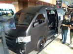 pengunjung-giias-memperhatikan-toyota-hiace-black-edition-di-booth-baze-tadi-sore.jpg