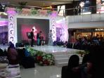 pengunjung-melihat-demo-make-up-dari-make-over-di-event-the-luxurious-wedding-fair-2016_20160520_170342.jpg
