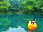 pengunjung-menikmati-indahnya-telaga-biru-cicerem-dengan-pelampung.jpg