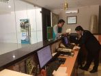 pengunjung-sedang-check-in-di-rail-transit-suite-stasiun-gambir_20170702_163918.jpg
