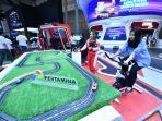 pengunjung-sedang-mencoba-game-di-booth-pertamina.jpg