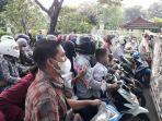 pengunjung-tmii-berebut-masuk-saat-gerbang-utama-dij.jpg