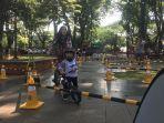 pengunjung-tmii-menjajal-balance-bike-di-dalam-track.jpg