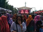 pengunjung-yang-menghadiri-festival-rimpu-bima-dompu-2018_20180717_000457.jpg