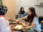 pengunjung-yang-sedang-memesan-makanan-di-warung-ayakan.jpg